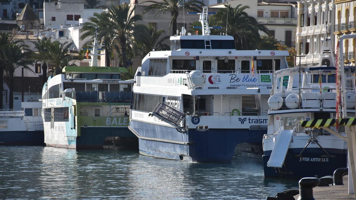 Barcos de la línea pitiusa en el puerto de Ibiza.