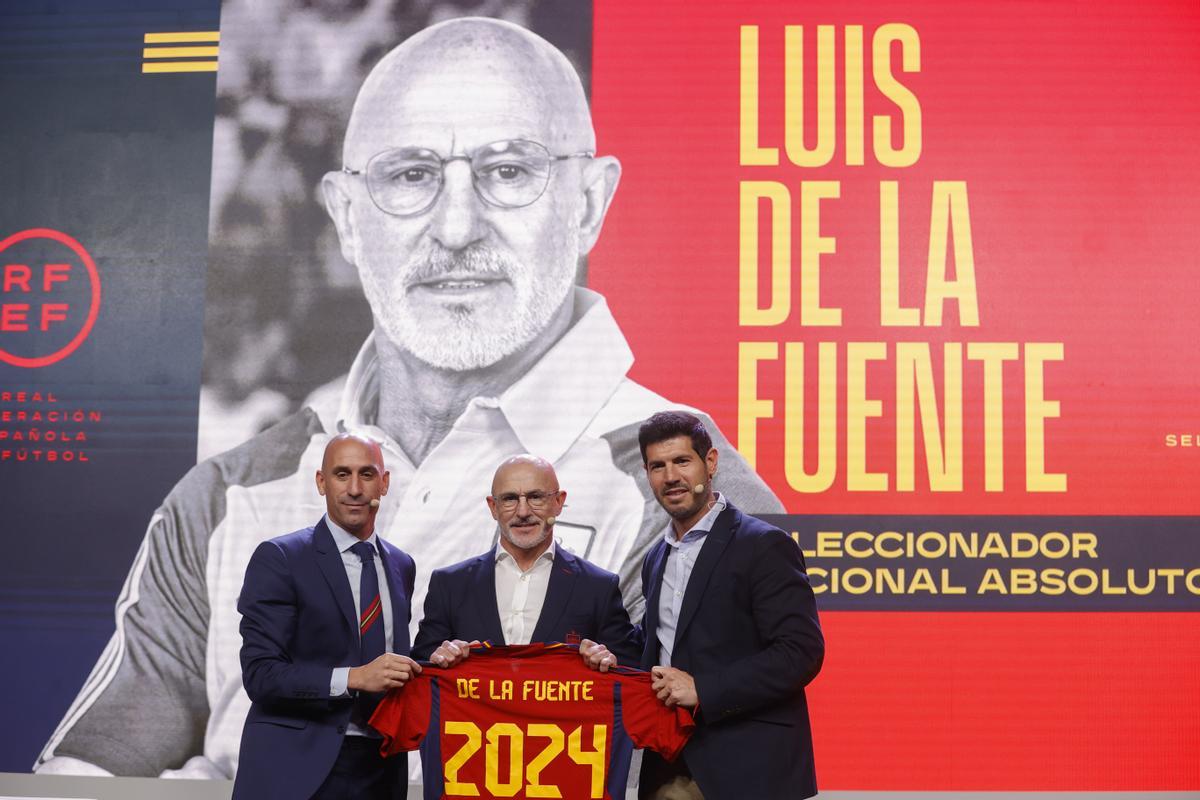 LAS ROZAS (MADRID), 12/12/2022.- Luis de la Fuente (c) acude a su presentación como nuevo seleccionador nacional en sustitución de Luis Enrique Martínez junto al director deportivo de la Real Federación Española de Fútbol, Albert Luque (d), y al presidente de la Real Federación Española de Fútbol, Luis Rubiales (i), en la Ciudad delFútbol en las Rozas, Madrid, este lunes. EFE/ Juan Carlos Hidalgo