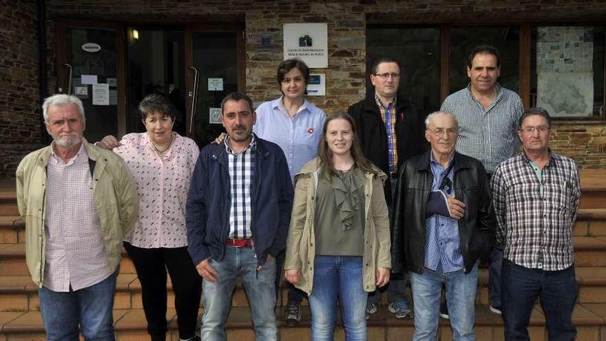 Por la izquierda, Miguel Fernández, Pili Ruiz, Juan Ramón Vega, Pilar Fernández, Carmen Mata, Manuel Ángel González, Alberto Augusto González, Benjamín Lozano y Mariano Blanco.