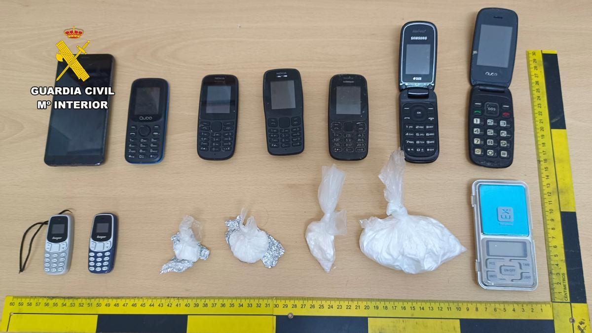 Droga y teléfonos móviles intervenidos al detenido.