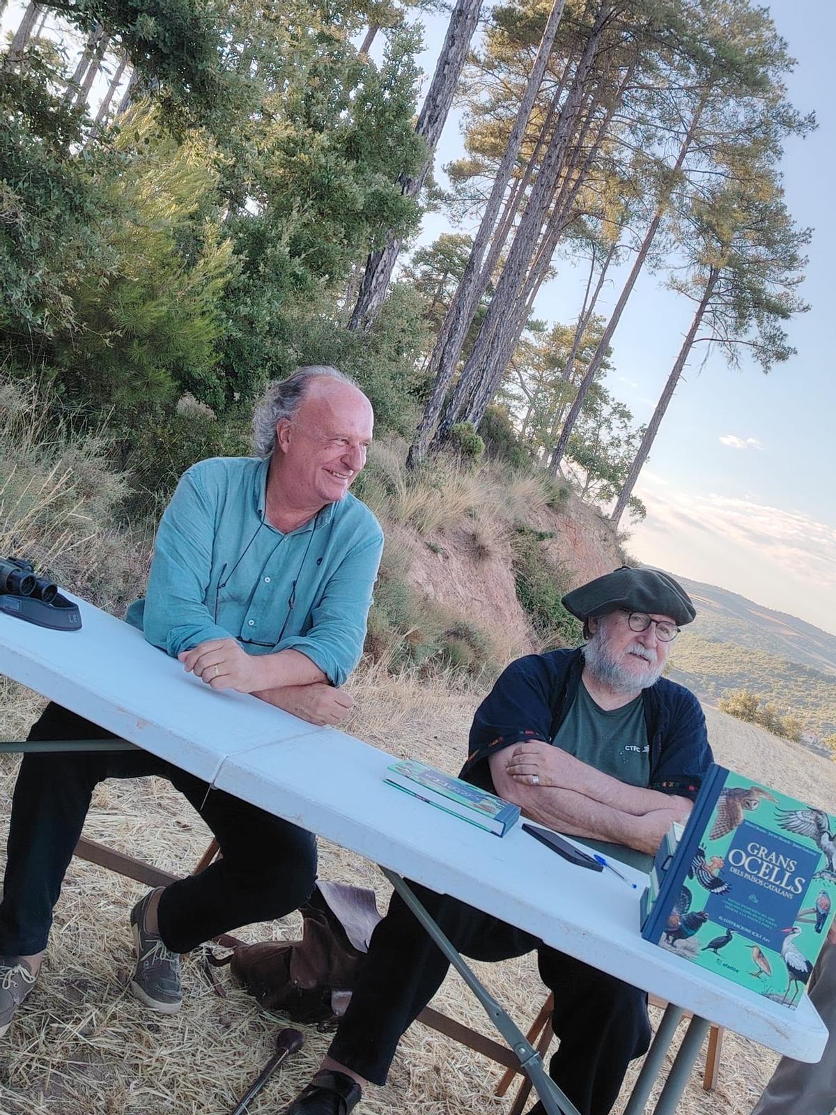 Sargatal presentant un llibre d'un altre naturalista de referència, Martí Boada