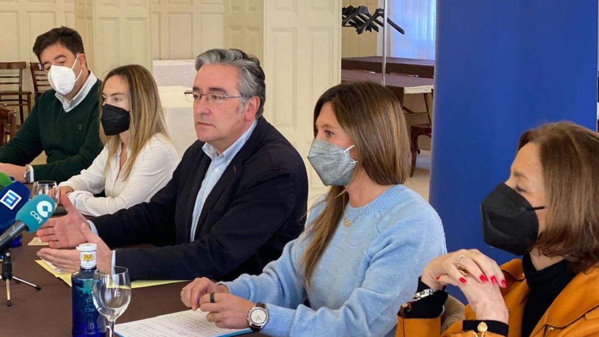 Por la izquierda, el coordinador general del PP de Gijón, Jesús Suárez; la secretaria general, Cristina Villanueva; Pablo González y las concejalas Ángela Pumariega y Ángeles Fernández-Ahúja.