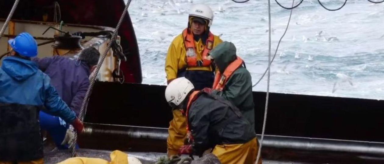 Marineros del “Pitanxo”, en la cubierta del barco.