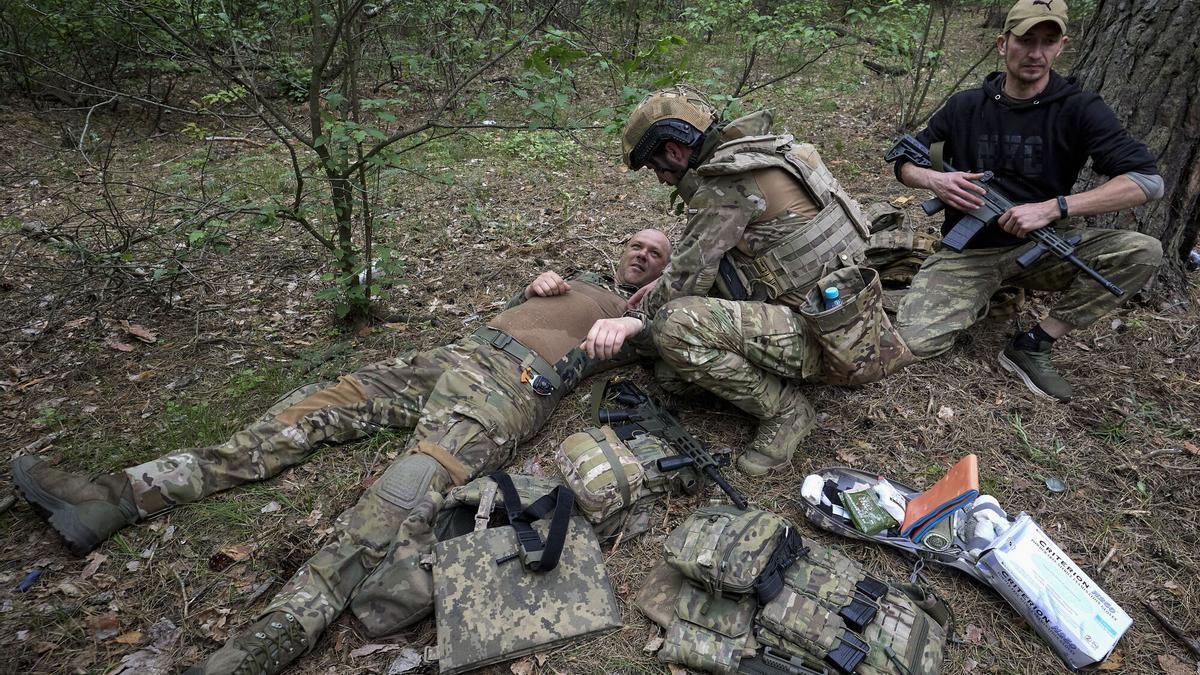 Militares de la 13 Brigada de la Guardia Nacional de Ucrania asisten a un entrenamiento militar.