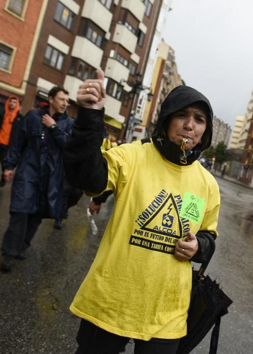 Marcha de trabajadores de Alcoa entre Avilés y Oviedo