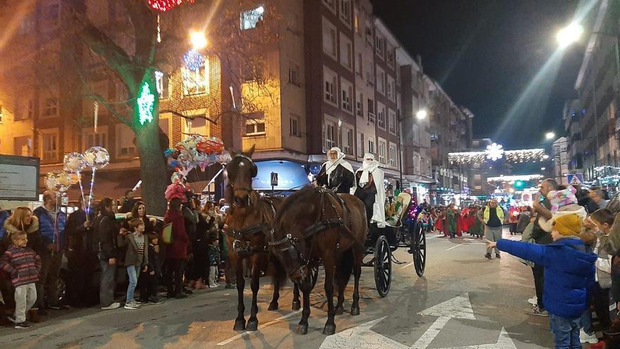 Los niños se rinden a Aliatar en una multitudinaria cabalgata por El Berrón