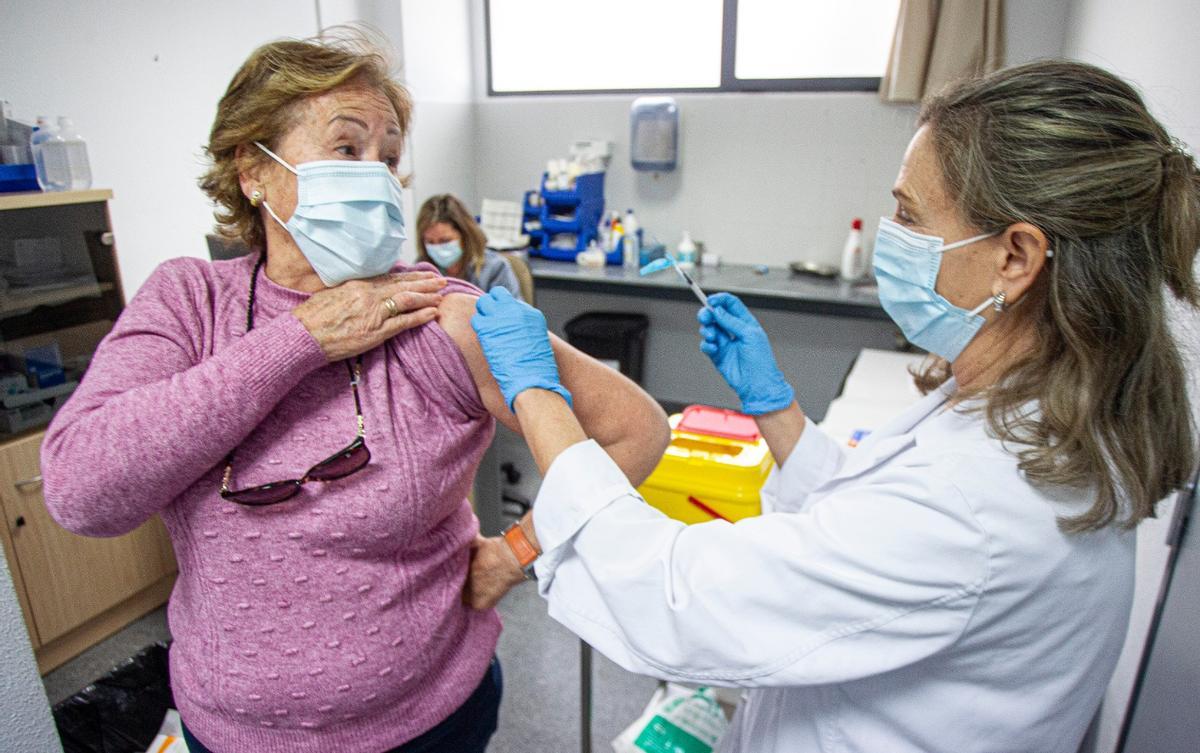 Una usuaria del centro de salud del Cabo de las Huertas recibiendo una de las vacunas durante la jornada de puertas abiertas de este sábado