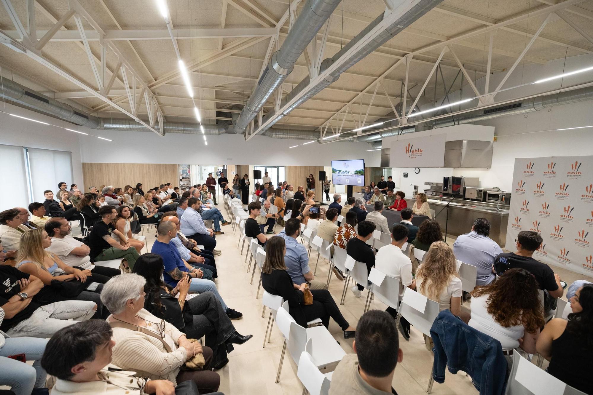 Público asistente a la graduación de la primera promoción de la Escuela de Hostelería de Ibiza.