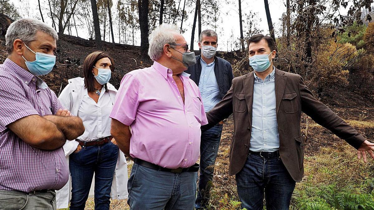 Caballero, a la derecha, con el alcalde de Ribas de Sil (centro) y cargos socialistas, ayer.   | // EFE/E. TRIGO