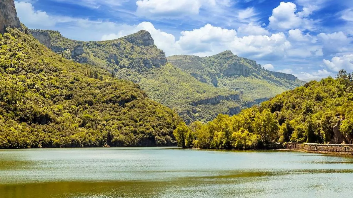 La ruta de senderismo más bonita de España pasa junto a lagos glaciares, es perfecta para hacer en verano y está rodeada de una naturaleza salvaje