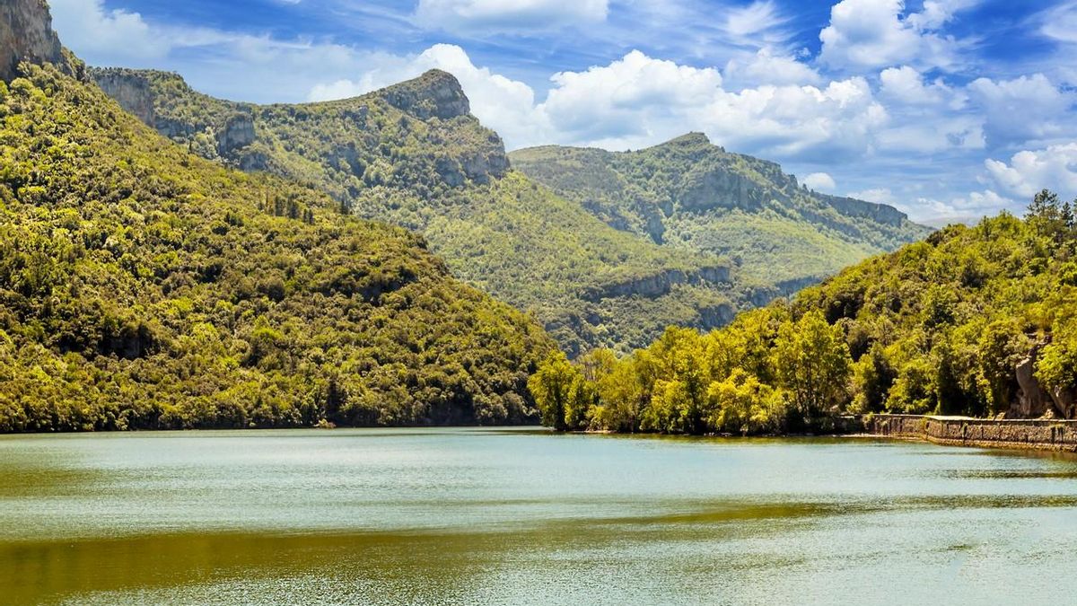 La ruta de senderismo más bonita de España pasa junto a lagos glaciares, es perfecta para hacer en verano y está rodeada de una naturaleza salvaje