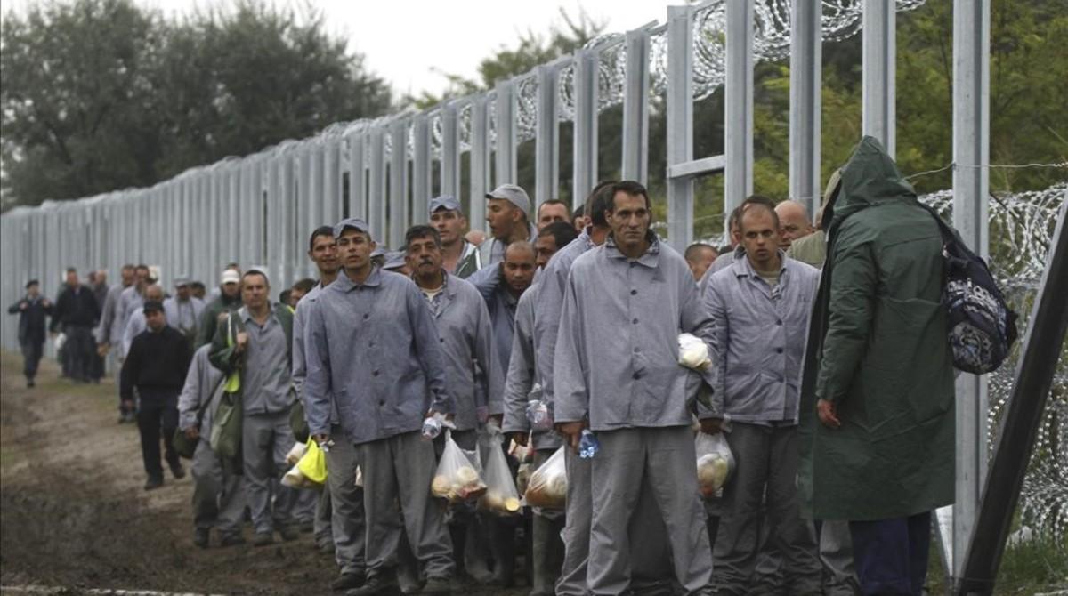 mbenach31016579 a gang of prison inmates walk along the hungarian serbian bo170215181656