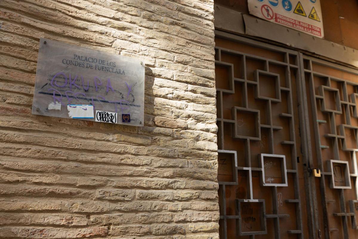 Cartel identificativo del palacio de Fuenclara de Zaragoza, vandalizado, este martes.