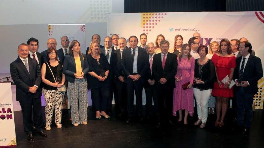 Foto de familia de los premiados por los galardones Sanitaria 2000