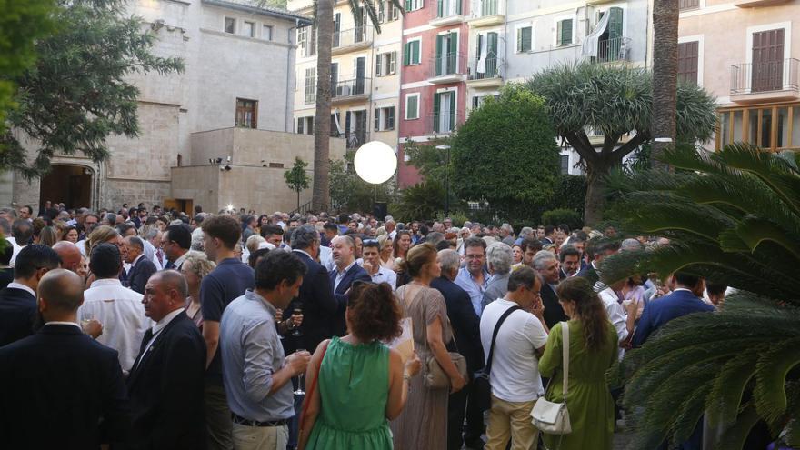 El aperitivo (100% producto local) ayudó a combatir el sofocante calor que reinó en la toma de posesión.