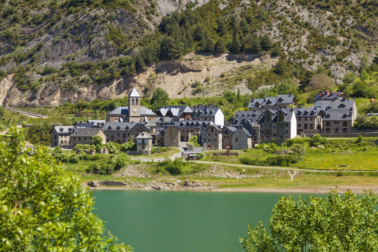 Lanuza parece un espejismo visto desde la otra orilla