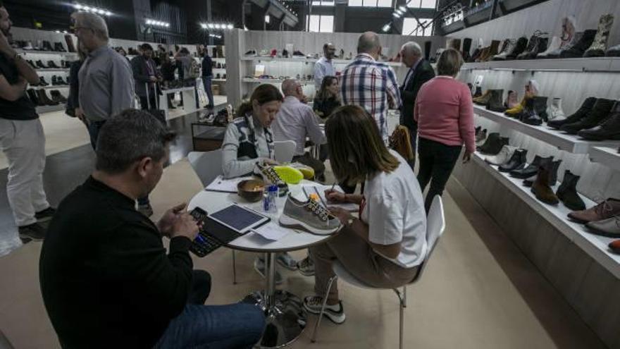 Un expositor de calzado en la feria que se está celebrando este fin de semana en Madrid.