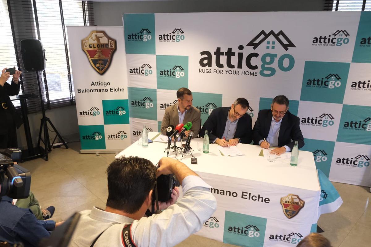 El momento de la firma del acuerdo entre Atticgo y CBM Elche