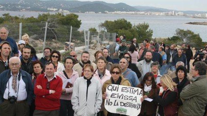 Concentración de vecinos en los terrenos de Punta Pedrera, en 2007, en contra de su desarrollo urbanístico.