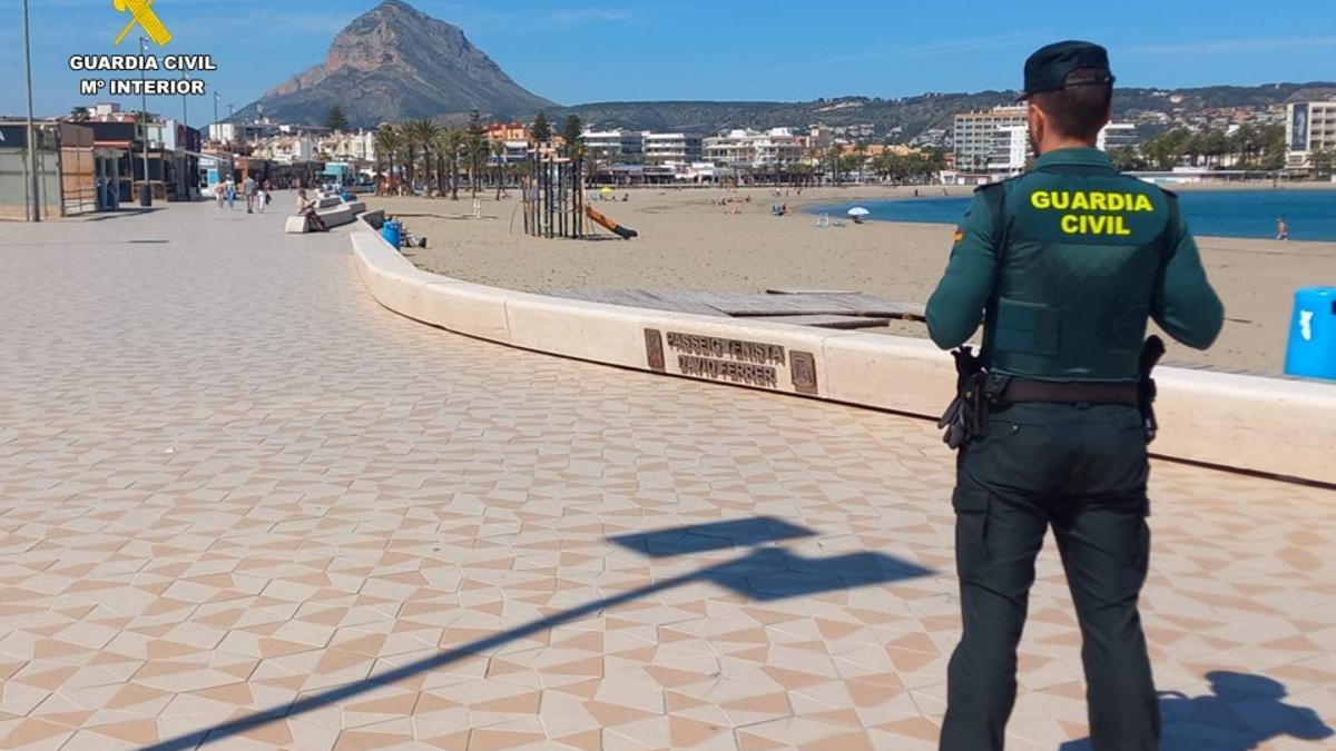 Un agente de la Guardia Civil, en la playa del Arenal de Xàbia