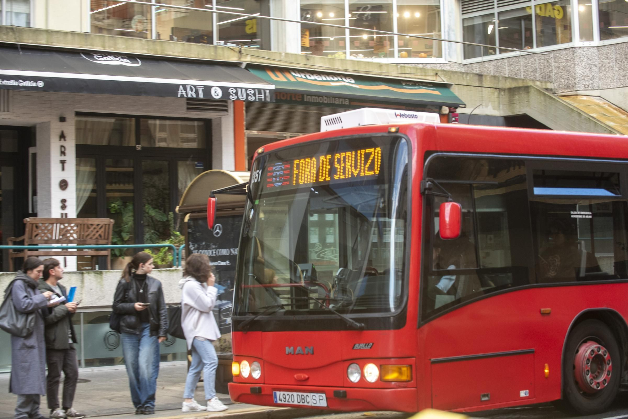 Huelga de transportes en A Coruña: retrasos y colas en las paradas