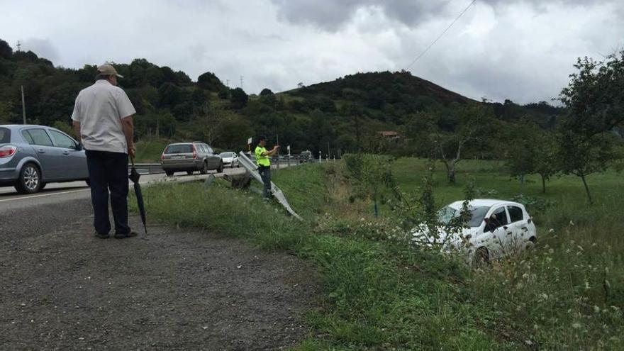 Vuelca un vehículo tras salirse de la carretera nacional en La Viña