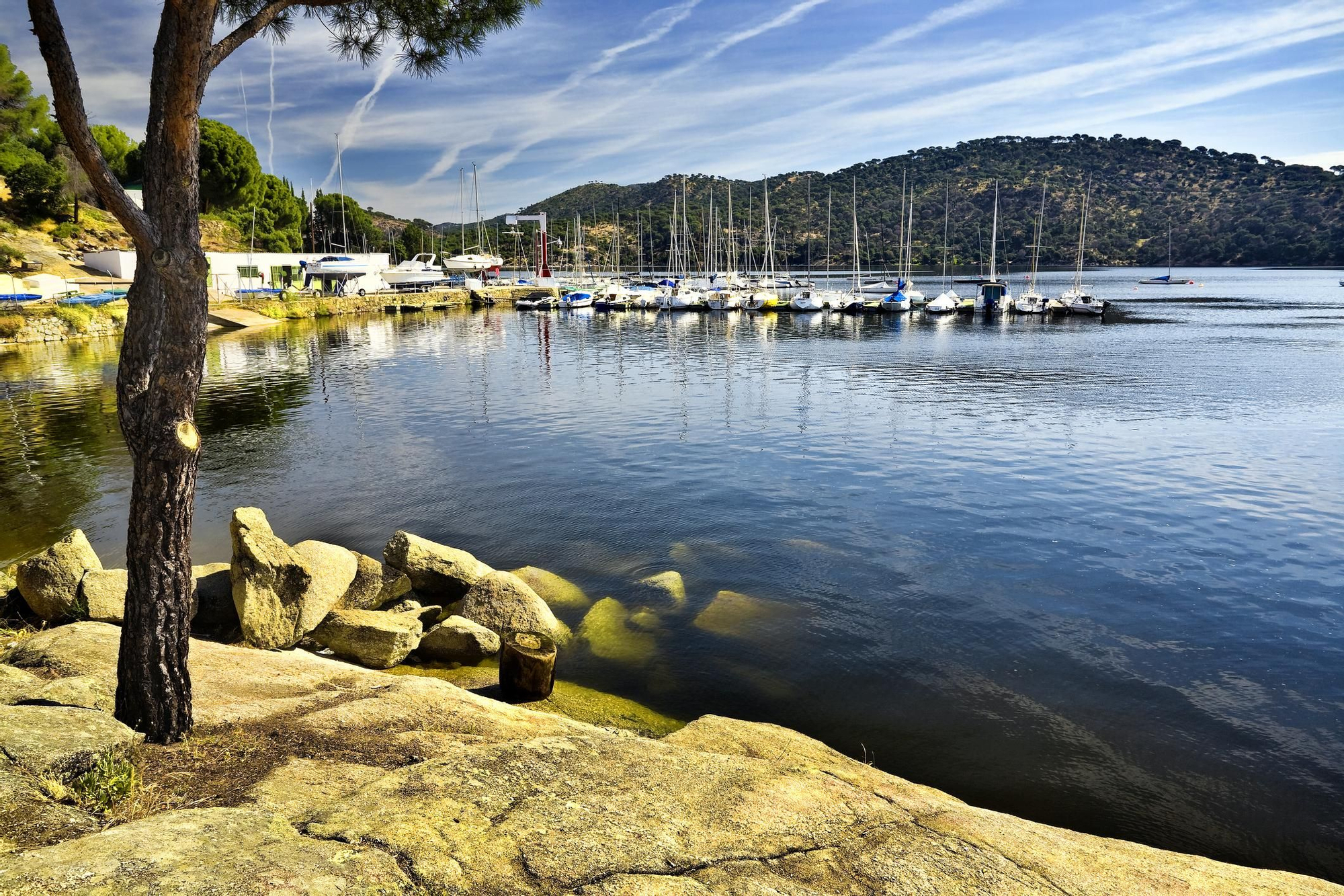 Con embarcaciones y rodeada de un paisaje boscoso: así de especial es la playa más famosa de Madrid