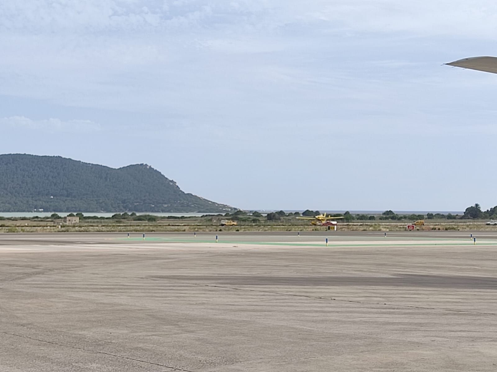 Todas las imágenes del bloqueo de la pista del aeropuerto de Ibiza por una avioneta del Ibanat
