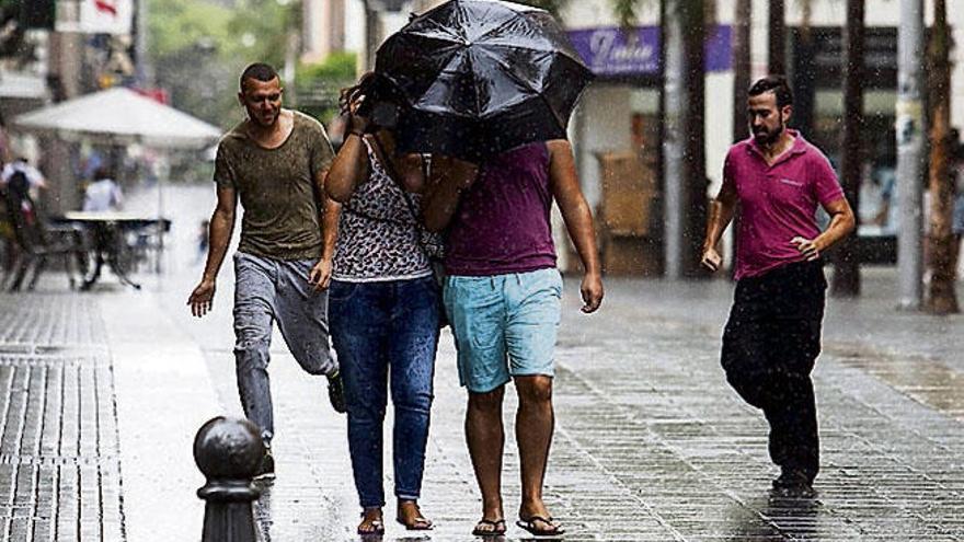Una tormenta descarga sobre Canarias lluvia y más de 200 rayos en seis horas