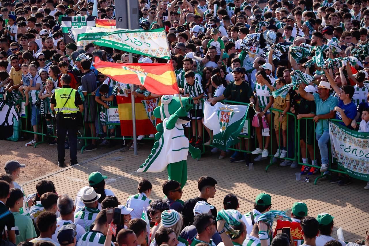 Así recibió la afición del Córdoba CF al autobús del equipo en El Arenal