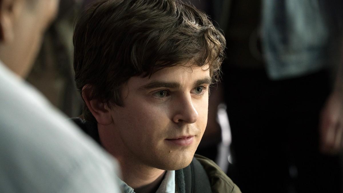 Freddie Highmore dando vida al doctor Shaun Murphy en 'The Good Doctor'