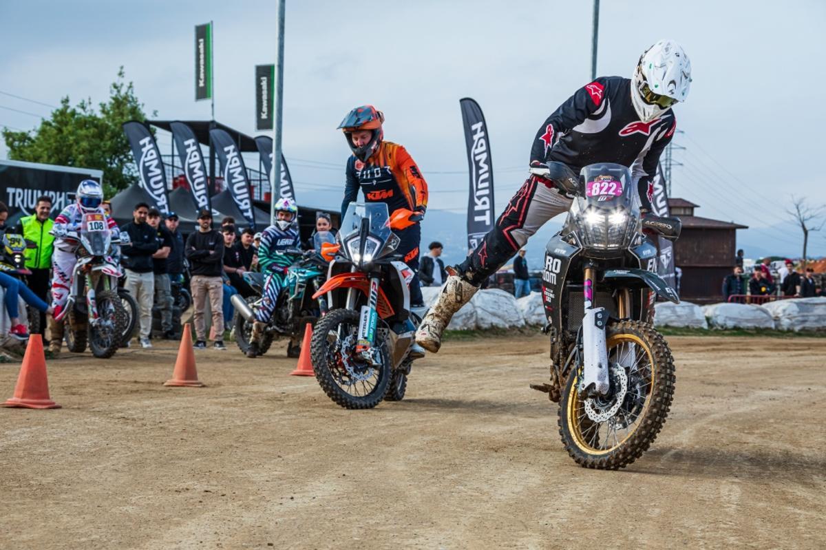 Dentro de las actividades también destaca la Tracker 400 Challenge, una prueba de habilidad organizada por Triumph que gana el piloto más lento