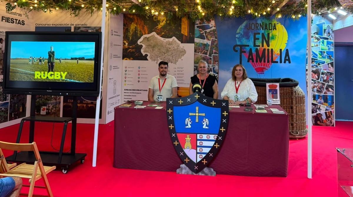 Los concejales Nicolás Fernández y Montse Alonso, con la alcaldesa Eva Pérez, que aparece en el centro de la imagen, en el stand de Llanera. Los concejales Nicolás Fernández y Montse Alonso, con la alcaldesa Eva Pérez, que aparece en el centro de la imagen, en el stand de Llanera.