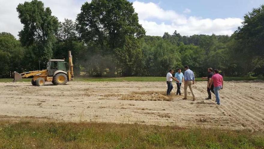 El alcalde y varios ediles presenciaron ayer los primeros trabajos de adecuación del terreno en Vilatuxe.