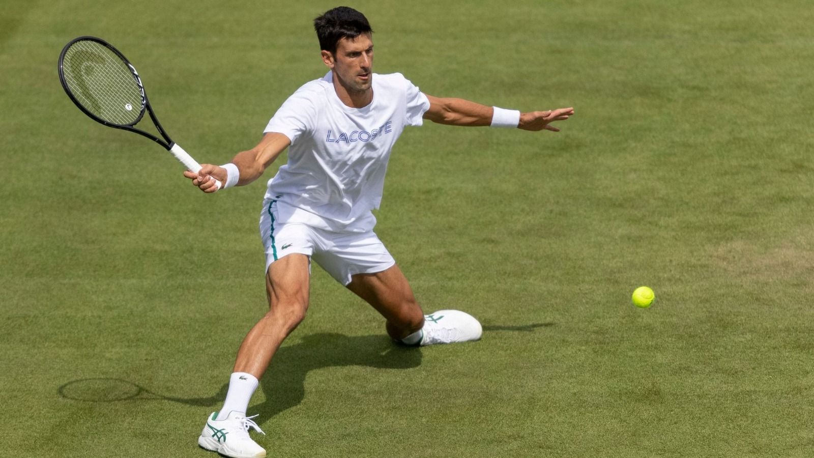 Djokovic se entrena en Wimbledon.