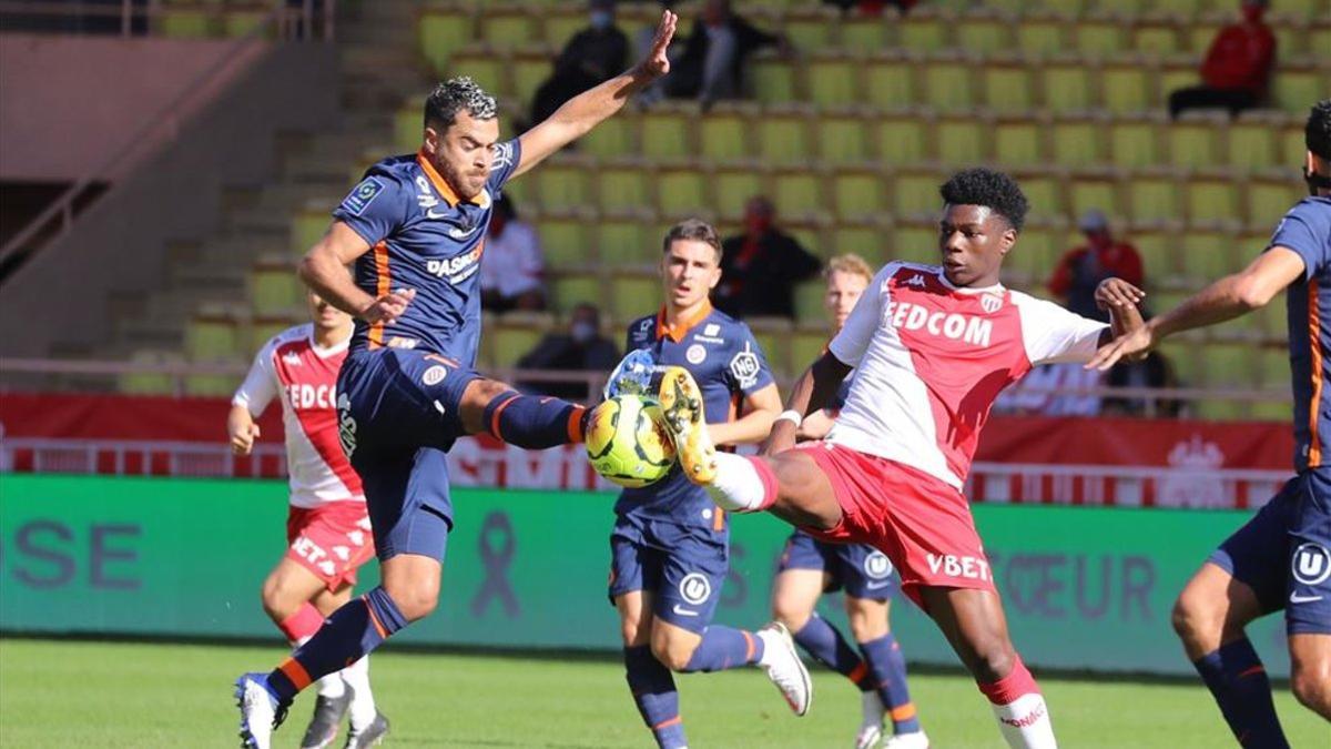 Savanier y Tchouameni se disputan un balón durante el Mónaco-Montpellier