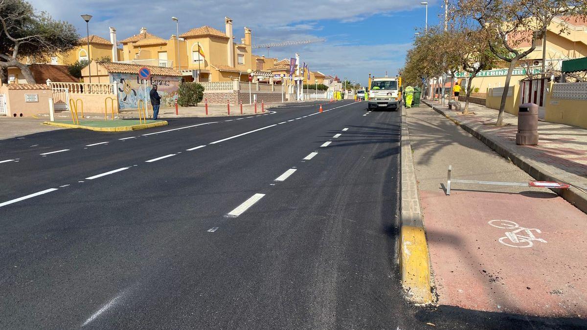 Renovación de asfaltado en la calle Carretera de La Manga, en Cabo de Palos