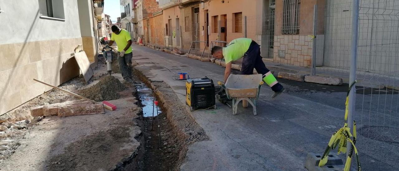 Albañiles, en plenos trabajos, en una de las calles de Benifairó. | C.M.