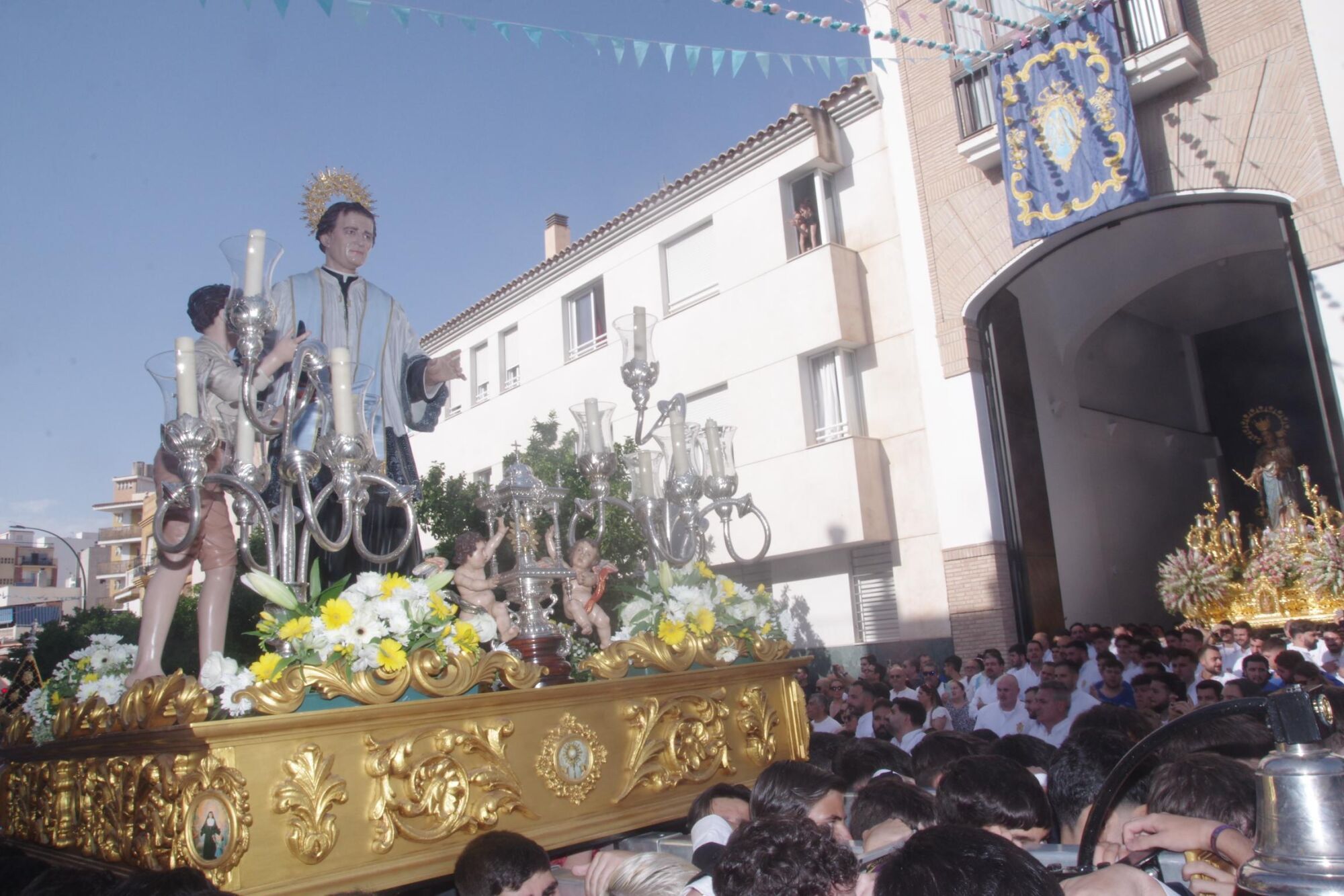 Salida procesional de María Auxiliadora por Capuchinos en 2025