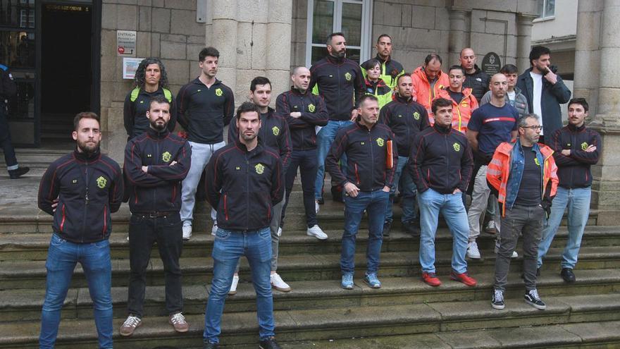 Concentración de los bomberos, ayer, en la Plaza Mayor durante el plenos. | Iñaki Osorio