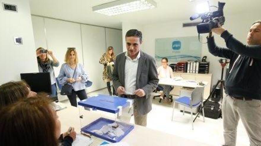 El candidato a la presidencia del PP de Ibiza, José Vicente Marí Bosó, vota en el congreso regional.