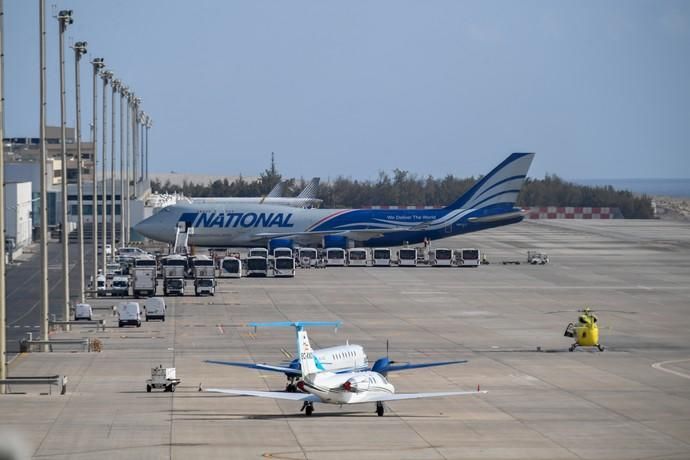 26-03-20  GRAN CANARIA. AEROPUERTO DE GRAN CANARIA. INGENIO TELDE. . Efecto del Covid-19 en el Aeropuerto de Gran Canaria, plataforma de aparcamiento de aviones vacía, últimos turistas y últimos en llegar.  Fotos: Juan Castro.