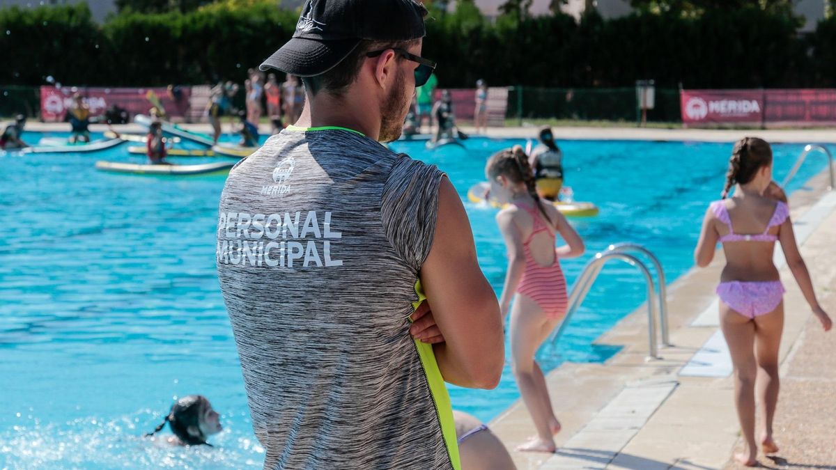 Un socorrista en una piscina municipal de Mérida.