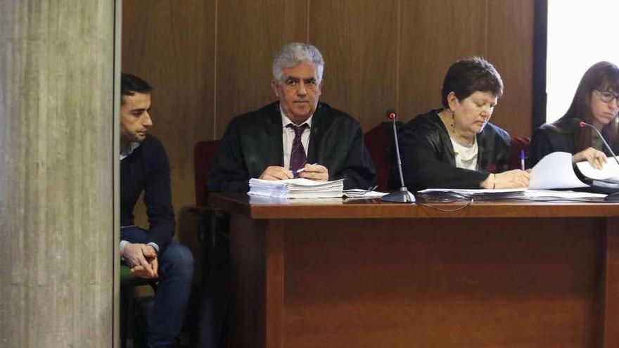 El acusado, Diego Pedrido, a la izquierda de la imagen, junto a su abogado. // Alba Villar