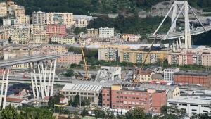 Imagen de la sección destruida del puente Morandi en Génova