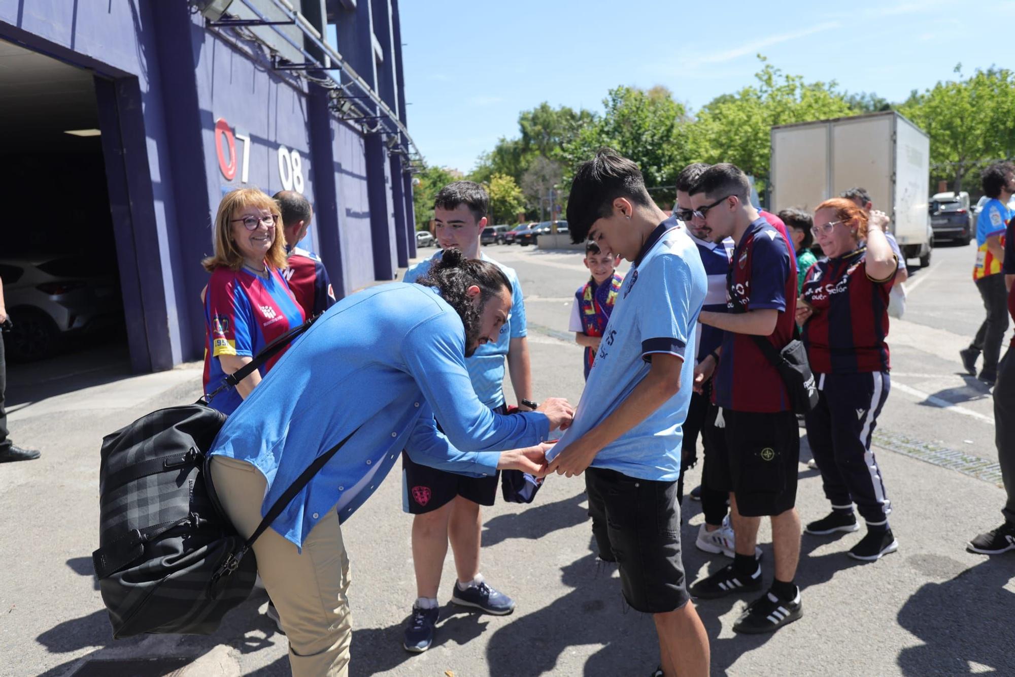 Algunos aficionados desean suerte al Levante UD antes de viajar a Buegos