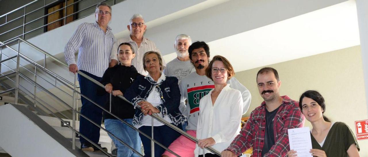 Aurora Prieto (tercera izq.) y el director del Auditorio, con miembros de espectáculos.