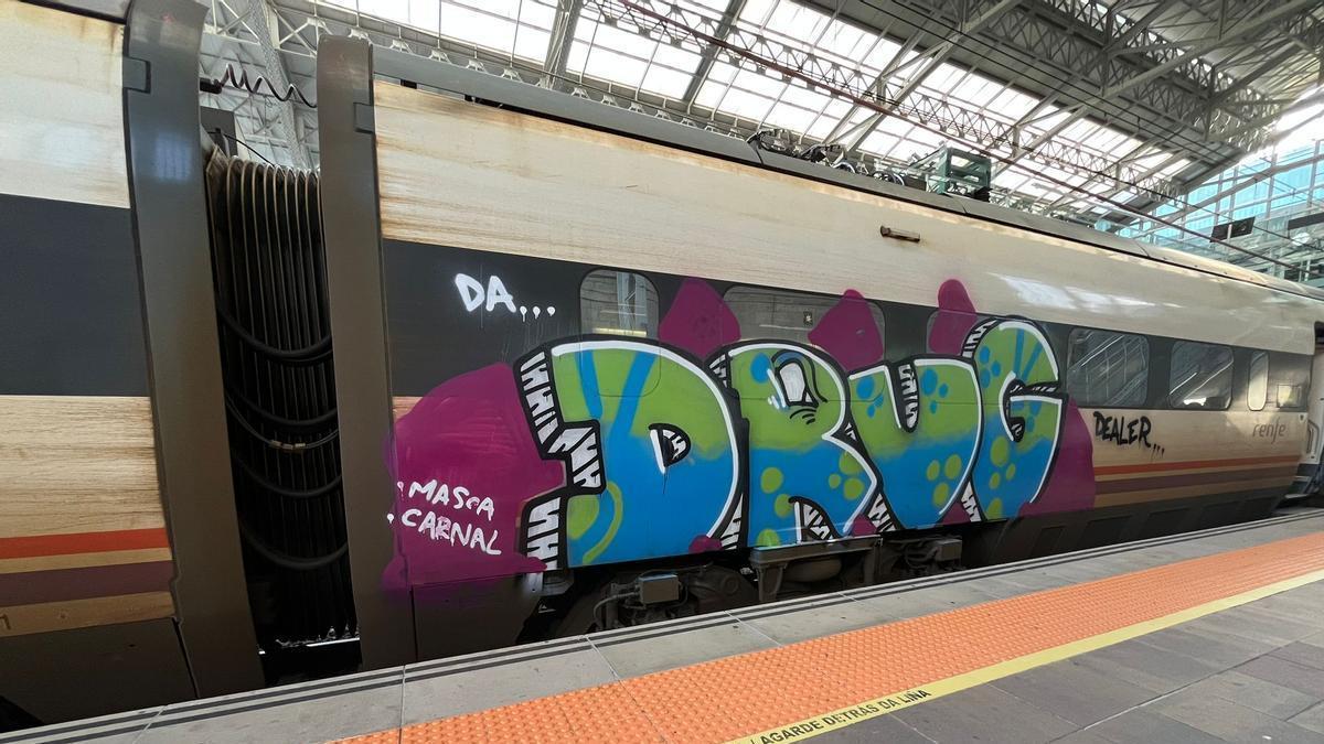 Un tren de Renfe en el Eje Atlántico vandalizado con grafitis.