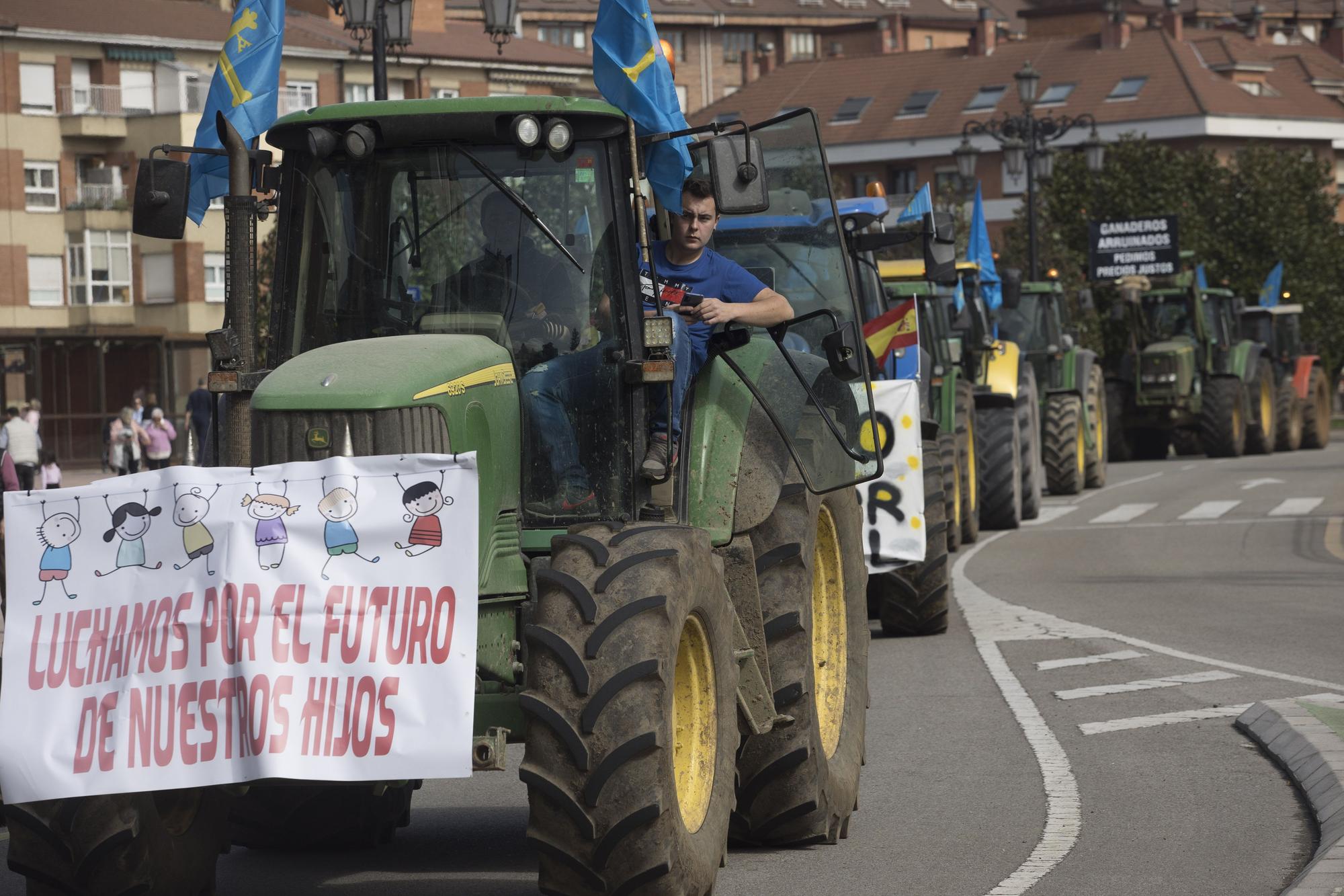 EN IMÁGENES: Los transportistas inundan las calles de Oviedo de camiones para visibilizar su protesta