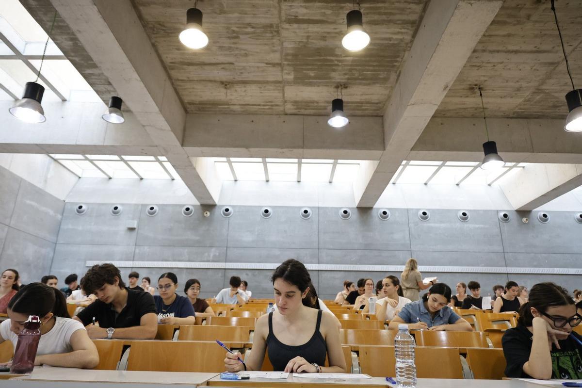 Estudiantes al inicio de la prueba de Lengua Castellana y Literatura en la UPCT